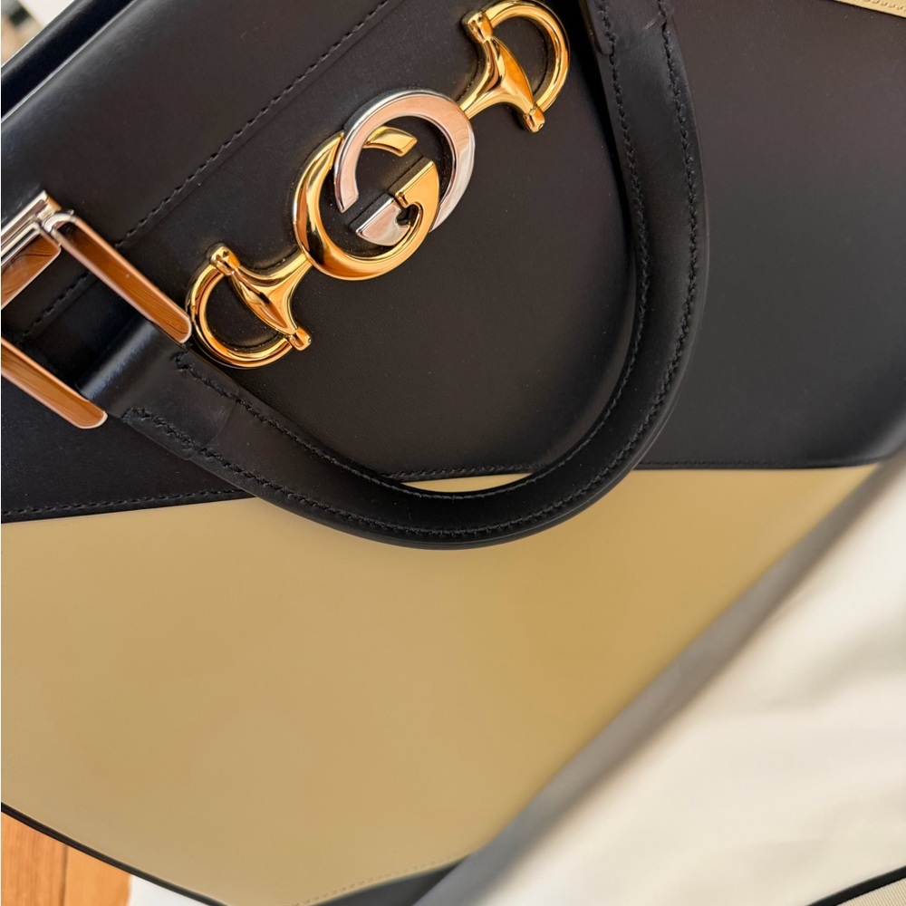 Gucci Black & Cream Large Zumi Leather Top-Handle Hand Bag w/cross body strap - Picture 3 of 6